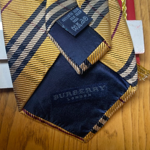 Mens BURBERRY NOVA CHECK 💯% Silk Tie!👔Like NEW🔥Freshly Cleaned🎁Great Gift!🎁 - Picture 9 of 13